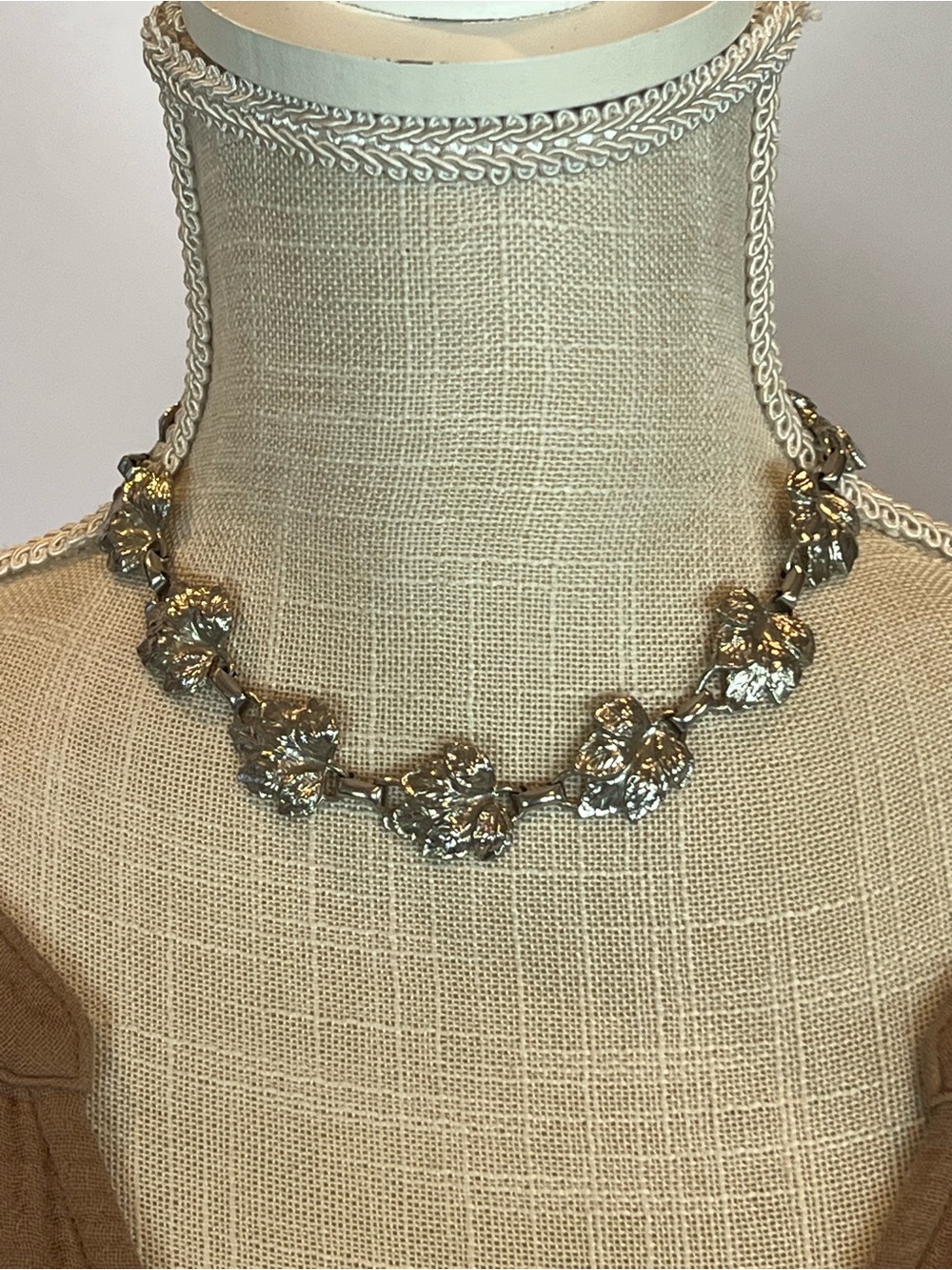 Vintage Leaf Design Necklace
